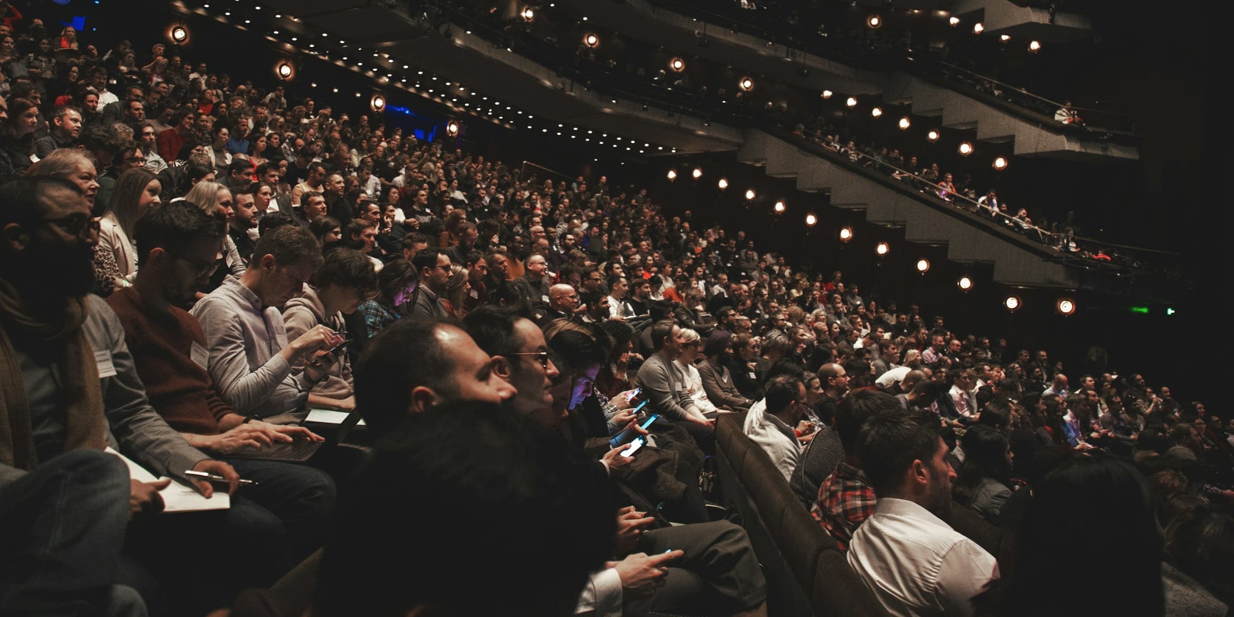 Publikum sleduje program odborné konference