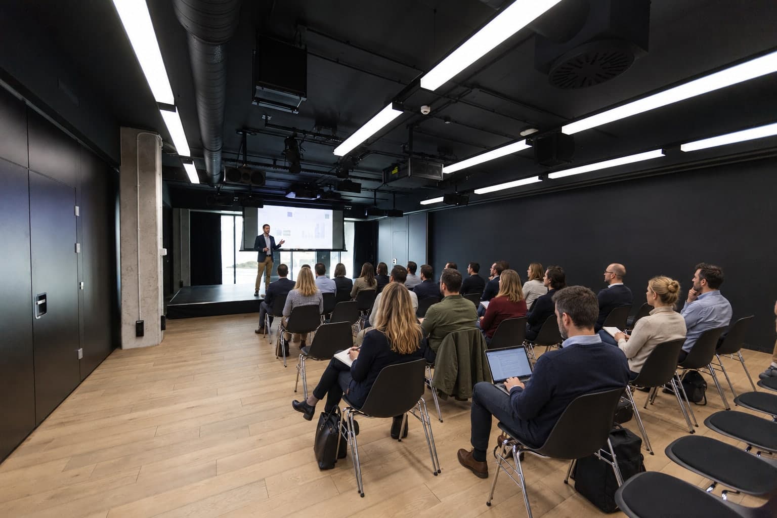 Konference s přednášejícím a publikem v Binariu v Bratislavě